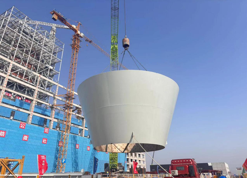 华能南通（通州湾）2×100万千瓦大型清洁高效煤电项目 1号主厂房钢煤斗开始吊装